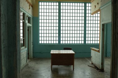 Alcatraz Hapishanesi, San Francisco, California 'daki yeni endüstri binasının içinde büyük pencereli masa.