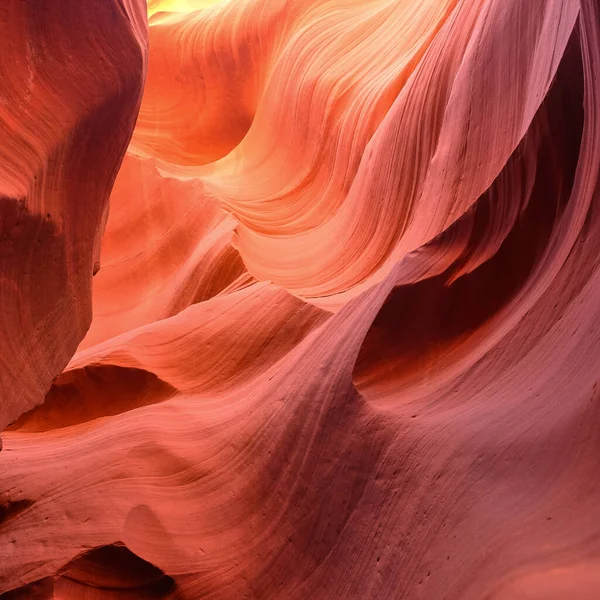 Antilop Kanyonu, epigenez sürecinden geçen su akıntıları nedeniyle jeolojik bir oluşum gerçekleşiyor. Arizona, ABD