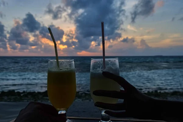 Paar Met Zonsondergang Cocktails Het Strand — Stockfoto