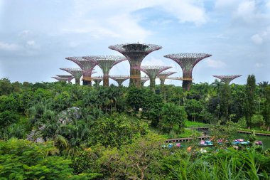 Körfez kenarındaki bahçeler, Singapur 'un doğasından çok daha önemli fütüristik metal akımları olan tropikal bir park.