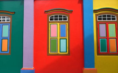 Hindistan, Singapur 'daki Tan Teng Niah' ın evinin kırmızı, yeşil ve sarı renkli ahşap pencereleriyle renkli cephe