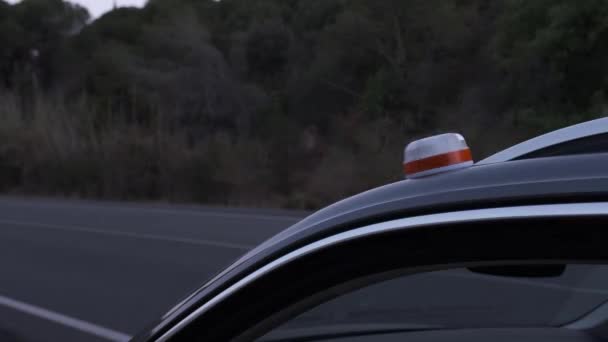 損傷した車のための緊急光 発光ビーコンV16 ヘルプフラッシュ Dgt 三角形に置き換える必要があります — ストック動画