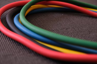 Vücut geliştirme egzersizleri için renkli elastik direnç bantlarının ayrıntıları. eğitim ekipmanları
