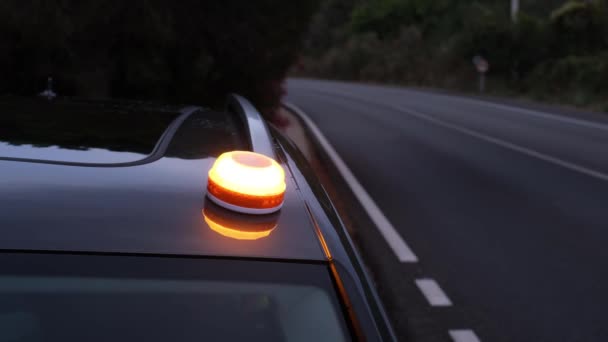 損傷した車両のための緊急光 発光ビーコンV16 Dgtは三角形に置き換える義務があり — ストック動画