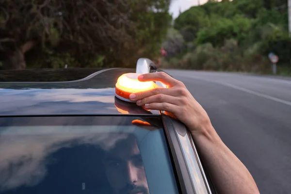 Hombre Caucásico Colocando Nueva Luz Emergencia Para Vehículos Dañados Faro — Foto de Stock