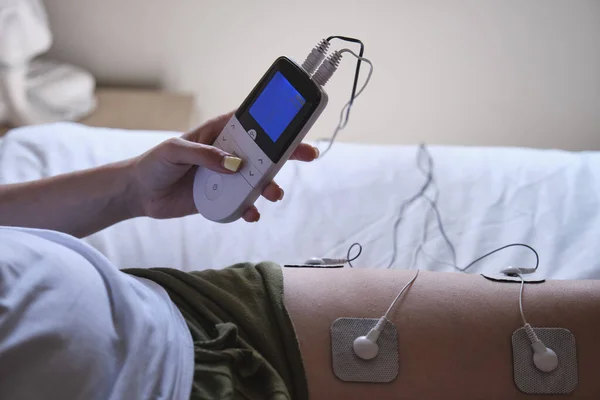Tratamiento Electroestimulación Hogar Electrodos Pierna Una Mujer Irreconocible Recibiendo Tratamiento — Foto de Stock