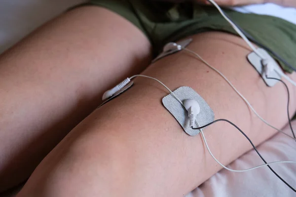 Tratamiento Electroestimulación Electrodos Pierna Una Mujer Irreconocible Haciendo Una Decena — Foto de Stock
