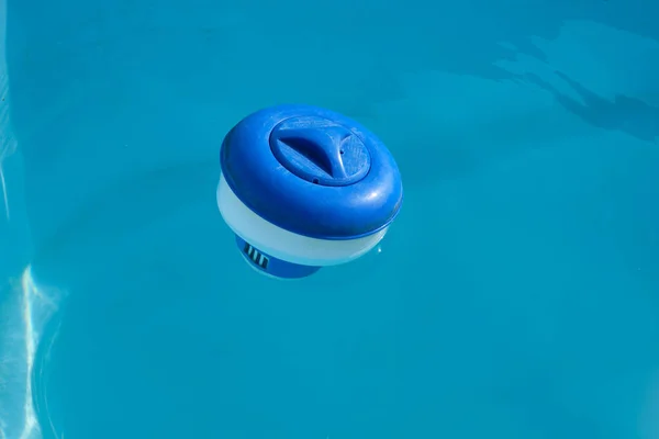 Distribuidor Cloro Flutuante Manutenção Desinfecção Água Piscina Jardim Uma Casa — Fotografia de Stock