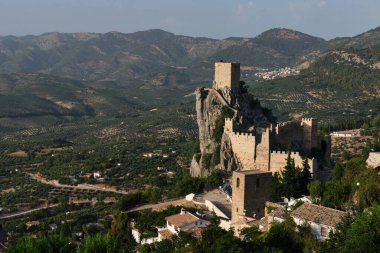 La Iruela 'daki eski şatonun kalıntıları, Sierra de Cazorla eteklerinde yer alan ve Guadalquivir vadisine bakan, Jaen bölgesi, Endülüs, İspanya