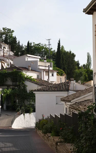 Πεζόδρομος Τυπικά Ανδαλουσιανά Λευκά Σπίτια Στην Πόλη Της Iruela Βρίσκεται — Φωτογραφία Αρχείου