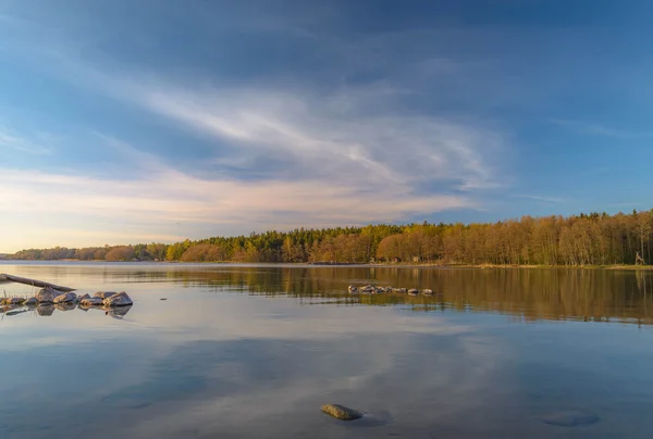 Spiegelung des Sonnenuntergangs im Wasser — Stockfoto