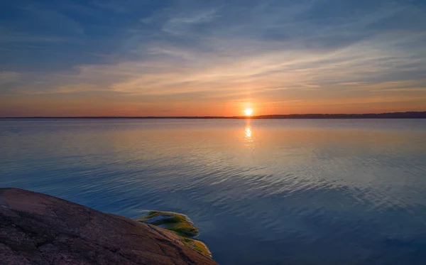 Aland zonsondergang weerspiegeling in het water — Stockfoto