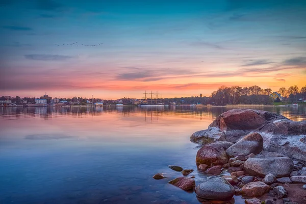 Aland zonsondergang weerspiegeling in het water — Stockfoto