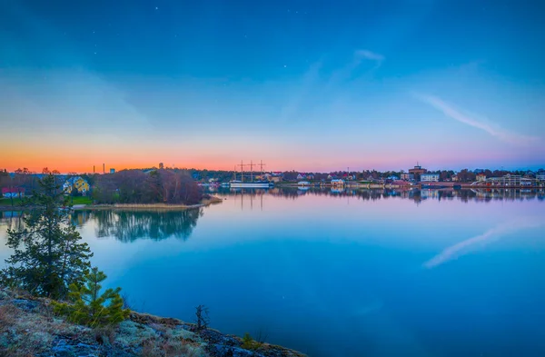 Aland zonsondergang weerspiegeling in het water — Stockfoto