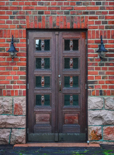 Cihlové zdi a zavřené dveře — Stock fotografie