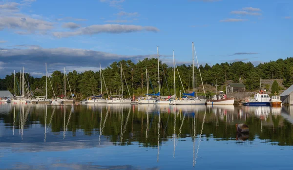 Het schip in de baai in de Baltische Zee — Stockfoto