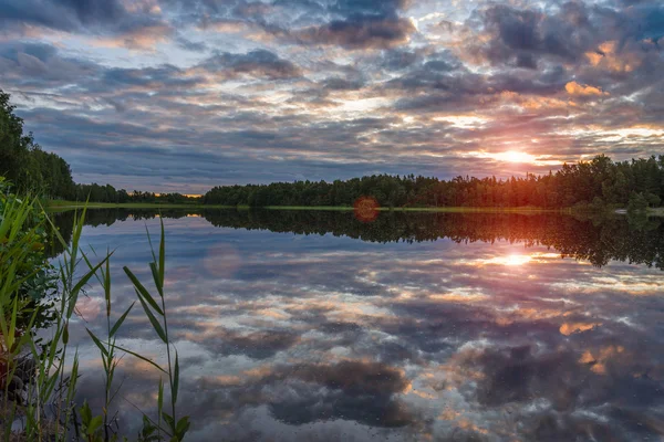 Vacker solnedgång återspeglas i vatten — Stockfoto