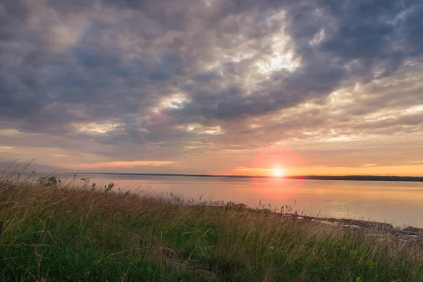 Belo pôr do sol refletido na água — Fotografia de Stock