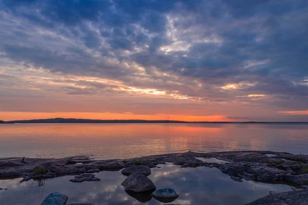 Prachtige zonsondergang weerspiegeld in water — Stockfoto