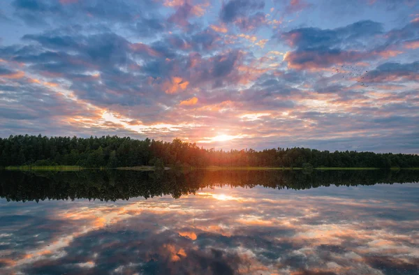 Krásný západ slunce, odráží ve vodě — Stock fotografie
