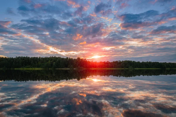 Schöner Sonnenuntergang, der sich im Wasser spiegelt — Stockfoto