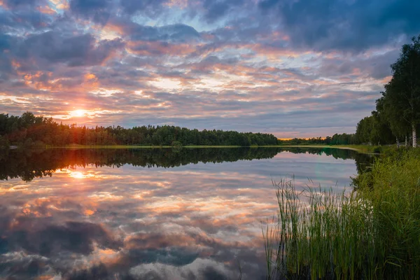 Beau coucher de soleil reflété dans l'eau Images De Stock Libres De Droits