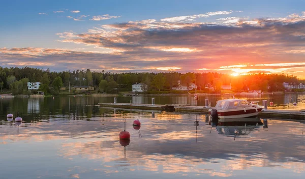 Krásná krajina západ slunce na pobřeží Baltského moře s lodí — Stock fotografie