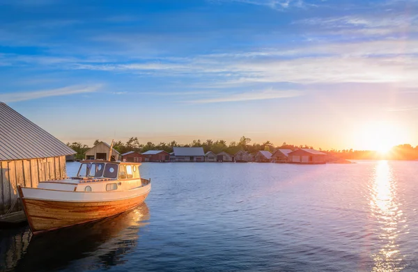 Magnifique coucher de soleil sur la mer Baltique avec un bateau Images De Stock Libres De Droits