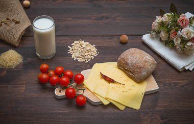 çiçekli kahverengi bir masada yemek