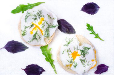 Eggburgers, rustik tarzı, haşlanmış yumurta