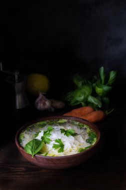 Tay tavuk şehriye çorbası, karanlık moody natürmort