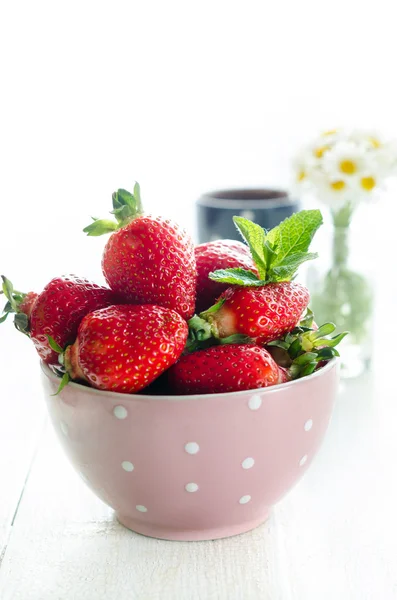 Bol à la fraise, nature morte Image En Vente