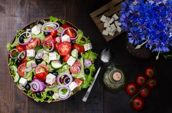Tigela com salada grega, ainda vida Fotos De Bancos De Imagens Sem Royalties