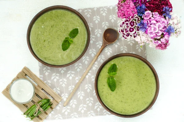 Vegetariano sopa de crema de guisantes frescos, naturaleza muerta — Foto de Stock