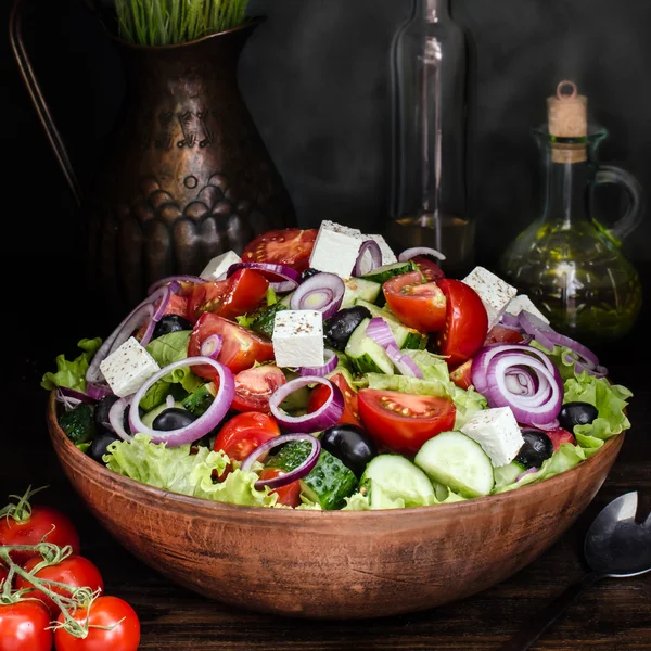 Salada grega fresca em tigela, ainda vida — Fotografia de Stock