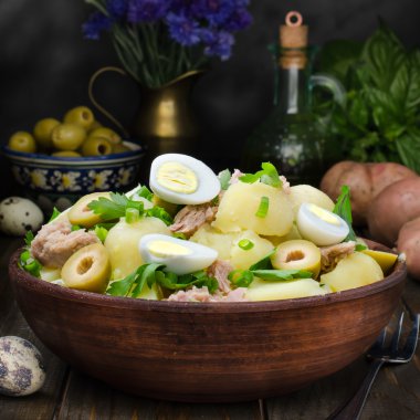 İspanyol taze patates salatası ile tuna, Natürmort