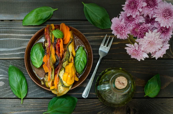 Čerstvý francouzský ratatouille v nádobí deska, Zátiší — Stock fotografie