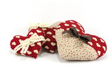 Kırmızı kalpler aile beyaz arka plan, Sevgililer günü kavramı üzerinde beyaz ve kahverengi yay ile