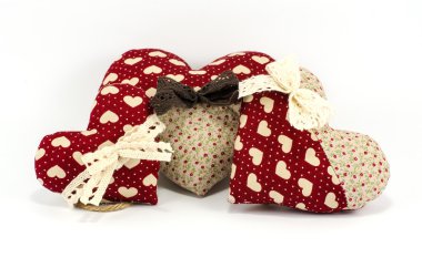 Kırmızı kalpler aile beyaz arka plan, Sevgililer günü kavramı üzerinde beyaz ve kahverengi yay ile