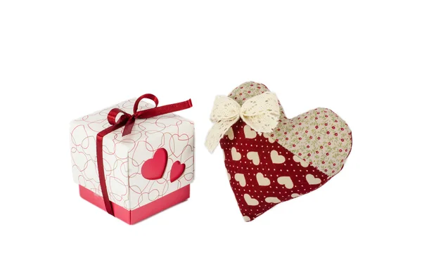 Красное сердце с белым луком рядом с коробкой с подарком, День святого Валентина концепции — стоковое фото