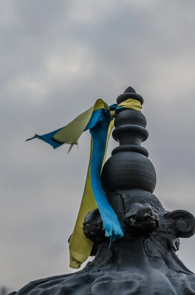 Bänder sind in der ukrainischen Flagge eingefärbt — Stockfoto