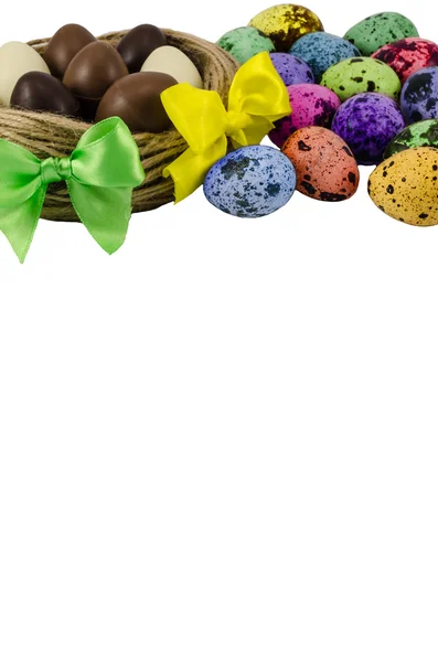 Ninho com ovos de Páscoa isolados, conceito de Páscoa — Fotografia de Stock