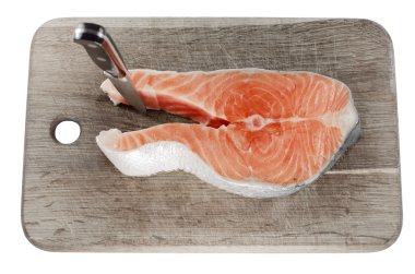 Kesme tahtası üzerinde beyaz izole somon biftek