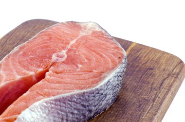 Kesme tahtası üzerinde beyaz izole somon biftek