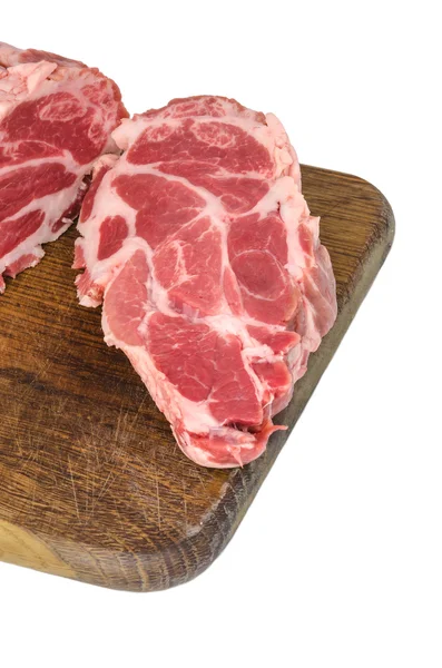 Carne cruda en tabla de cortar aislada en blanco — Foto de Stock