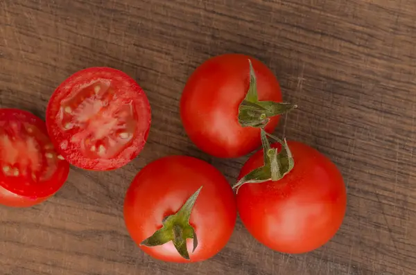 Soczyste pomidory Cherry na drewniane tło zbliżenie — Zdjęcie stockowe