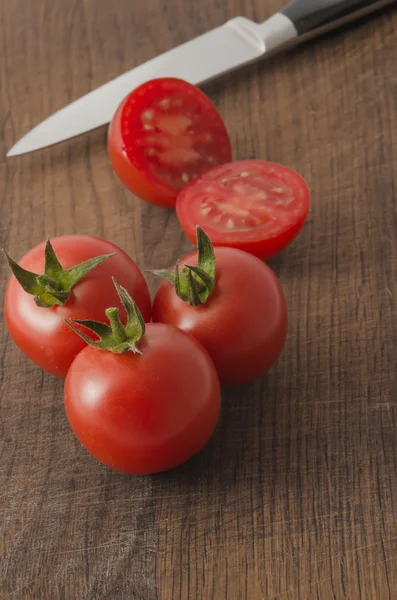 Tomates Cherry jugosos sobre fondo de madera primer plano —  Fotos de Stock