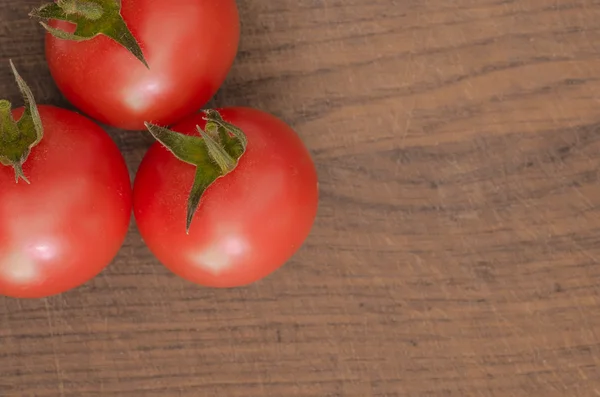 Juicy Cherry tomatoes on wooden background closeup — Stock Photo, Image