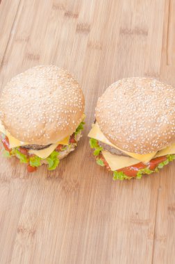 Marul, sığır eti, peynir ve ketçap ile iki lezzetli çizburger. Sığ odak.