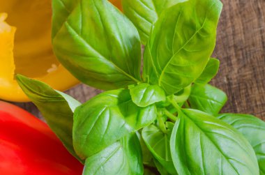 Ahşap masa üzerinde Fesleğenli Bulgar biber